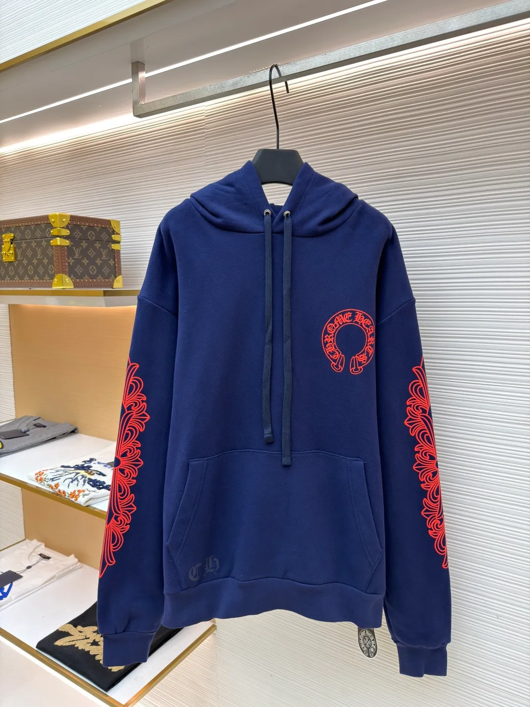 Chrome Hearts Horseshoe flower hooded sweatshirt ●Article number: 1681506-A85 ●Material: Australian velvet satin technical cotton fabric ●Technology: glue printing ●Color: blue and red ●Version: fitted version ●Weight: about 865 grams ●Size: S-M-L-XL ●Description: Australian velvet satin technical cotton Excellent texture Comfortable and close to the skin A touch of midnight navy dip dyeing Low-key elegance Three forms of realistic red horseshoe flowers Like the trend, the flame ink naturally smudges on the rice paper, controlling the visual focus. From concrete totems to abstract light spots, whispering that I am the rock oracle of the rules. A rebellious ceremony about wearing and performing, using glue printing. The printing has been revised three times on the film screen. The glue liquid paint is used to print the pattern on the fabric. The fabric is baked to fix the printed pattern. The overall wiring is straight and delicate, the fabric is comfortable and soft, and the color is consistent without color difference. It can be matched with the same style to create a fashionable look and control various occasions. Customized accessories, complete with three standards, same style for men and women!